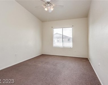 2305 W Horizon Ridge Parkway - Photo Thumbnail 22