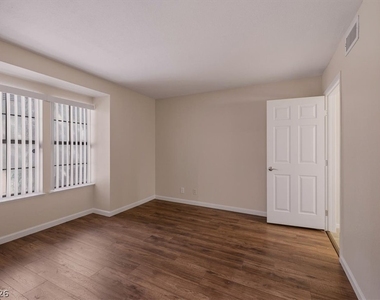 2410 Pickwick Drive - Photo Thumbnail 9