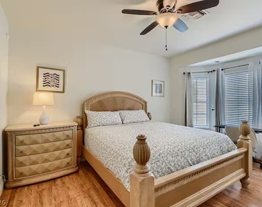 6465 W Quail Avenue - Photo Thumbnail 11