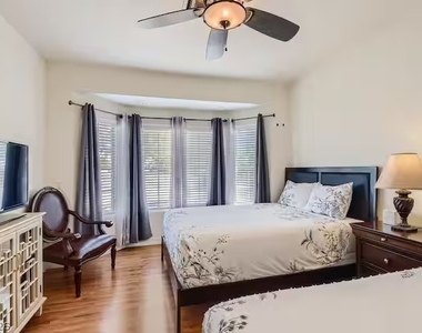 6465 W Quail Avenue - Photo Thumbnail 10
