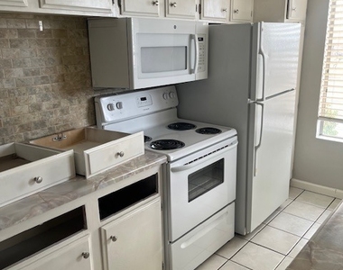 870 Avenue B Avenue - Photo Thumbnail 2
