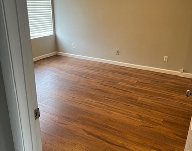 870 Avenue B Avenue - Photo Thumbnail 5