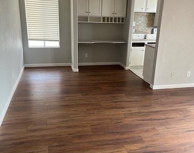 870 Avenue B Avenue - Photo Thumbnail 3