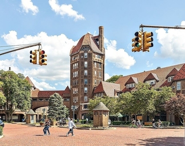 Queens Boulevard - Photo Thumbnail 2