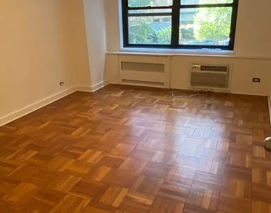 East 55 Street - Photo Thumbnail 5