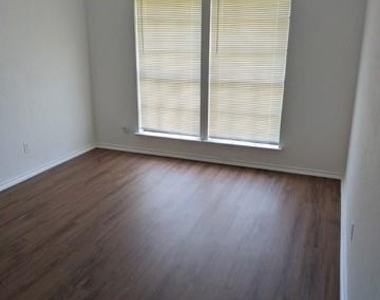 205 S Kenney Street - Photo Thumbnail 4