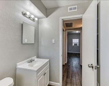 5315 Columbia Avenue - Photo Thumbnail 12