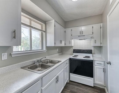 5315 Columbia Avenue - Photo Thumbnail 6