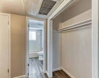5315 Columbia Avenue - Photo Thumbnail 8