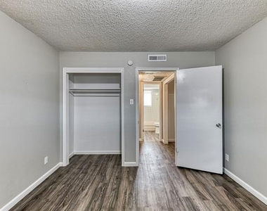 5315 Columbia Avenue - Photo Thumbnail 10
