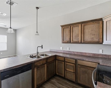 101 W Capps Street - Photo Thumbnail 5