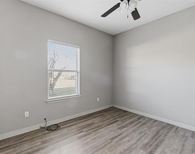 101 W Capps Street - Photo Thumbnail 17