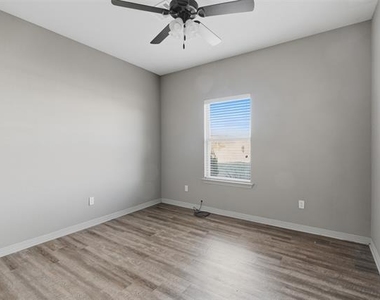 101 W Capps Street - Photo Thumbnail 14