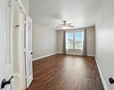 2404 Sabine Circle - Photo Thumbnail 16