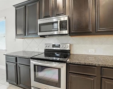 2404 Sabine Circle - Photo Thumbnail 11