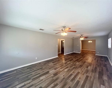 450 Everett Street - Photo Thumbnail 3