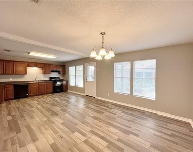 450 Everett Street - Photo Thumbnail 9