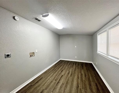 450 Everett Street - Photo Thumbnail 17