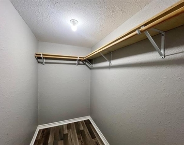 450 Everett Street - Photo Thumbnail 12