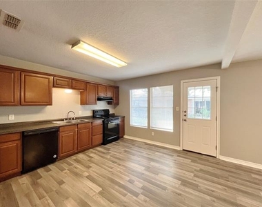 450 Everett Street - Photo Thumbnail 6
