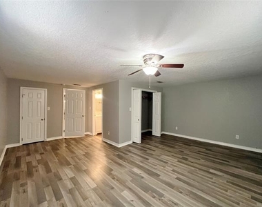 450 Everett Street - Photo Thumbnail 11