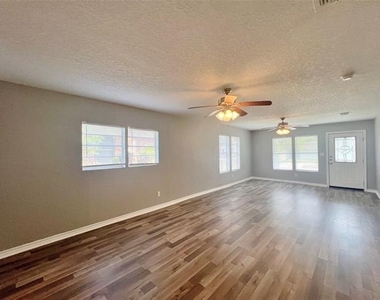 450 Everett Street - Photo Thumbnail 4