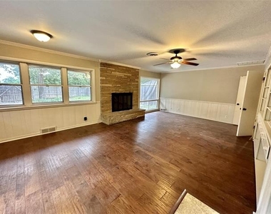 1926 Laurelwood Drive - Photo Thumbnail 5