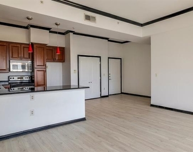 3225 Turtle Creek Boulevard - Photo Thumbnail 9