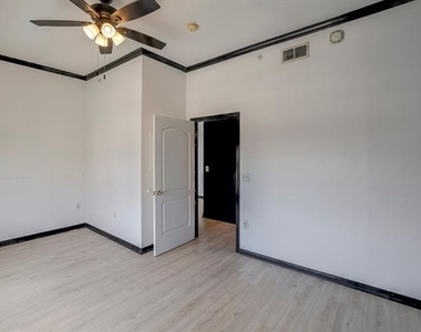 3225 Turtle Creek Boulevard - Photo Thumbnail 16