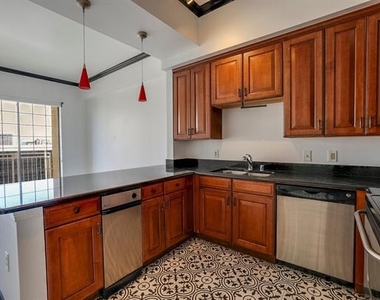 3225 Turtle Creek Boulevard - Photo Thumbnail 6