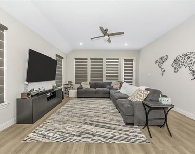 2124 Bailey Street - Photo Thumbnail 11