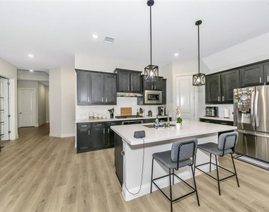 2124 Bailey Street - Photo Thumbnail 4