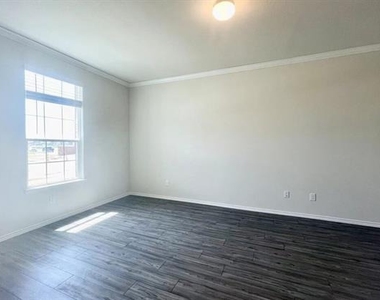 1009 Briarbush Court - Photo Thumbnail 3
