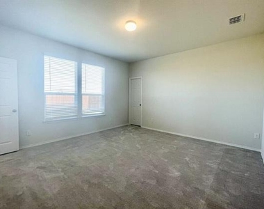 1009 Briarbush Court - Photo Thumbnail 11