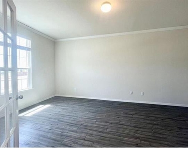 1009 Briarbush Court - Photo Thumbnail 2