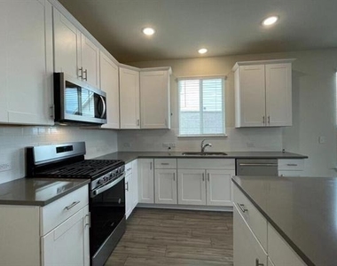 1009 Briarbush Court - Photo Thumbnail 8