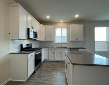 1009 Briarbush Court - Photo Thumbnail 9
