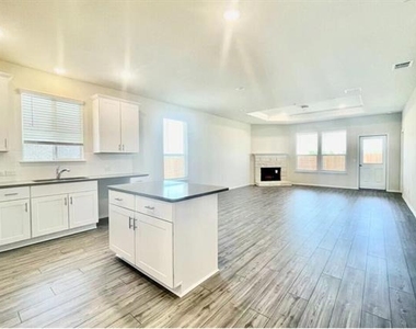 1009 Briarbush Court - Photo Thumbnail 7