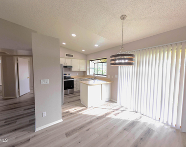 10713 W Campbell Avenue - Photo Thumbnail 6