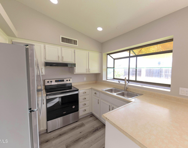 10713 W Campbell Avenue - Photo Thumbnail 12