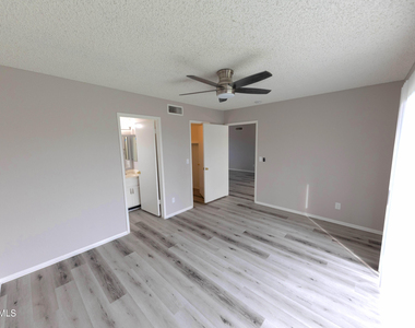 10713 W Campbell Avenue - Photo Thumbnail 16