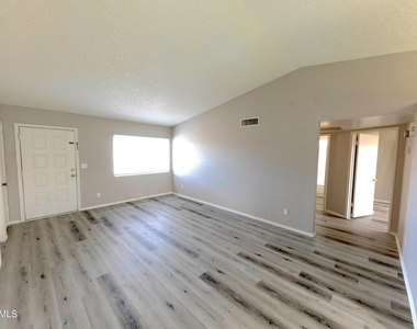 10713 W Campbell Avenue - Photo Thumbnail 2