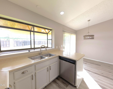 10713 W Campbell Avenue - Photo Thumbnail 13