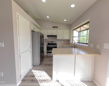 10713 W Campbell Avenue - Photo Thumbnail 11