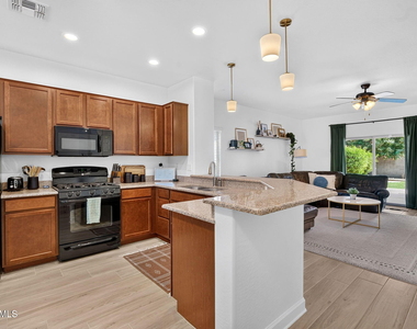 823 W Witt Avenue - Photo Thumbnail 2
