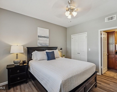 7009 E Acoma Drive - Photo Thumbnail 5