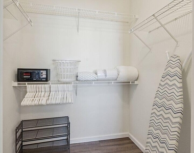 7009 E Acoma Drive - Photo Thumbnail 17