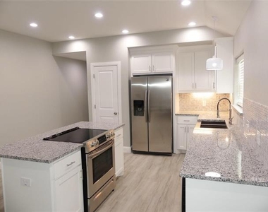608 E College Street - Photo Thumbnail 4