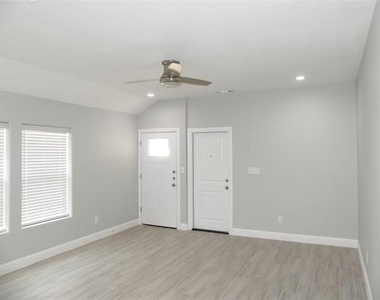 608 E College Street - Photo Thumbnail 2