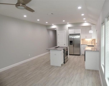 608 E College Street - Photo Thumbnail 3